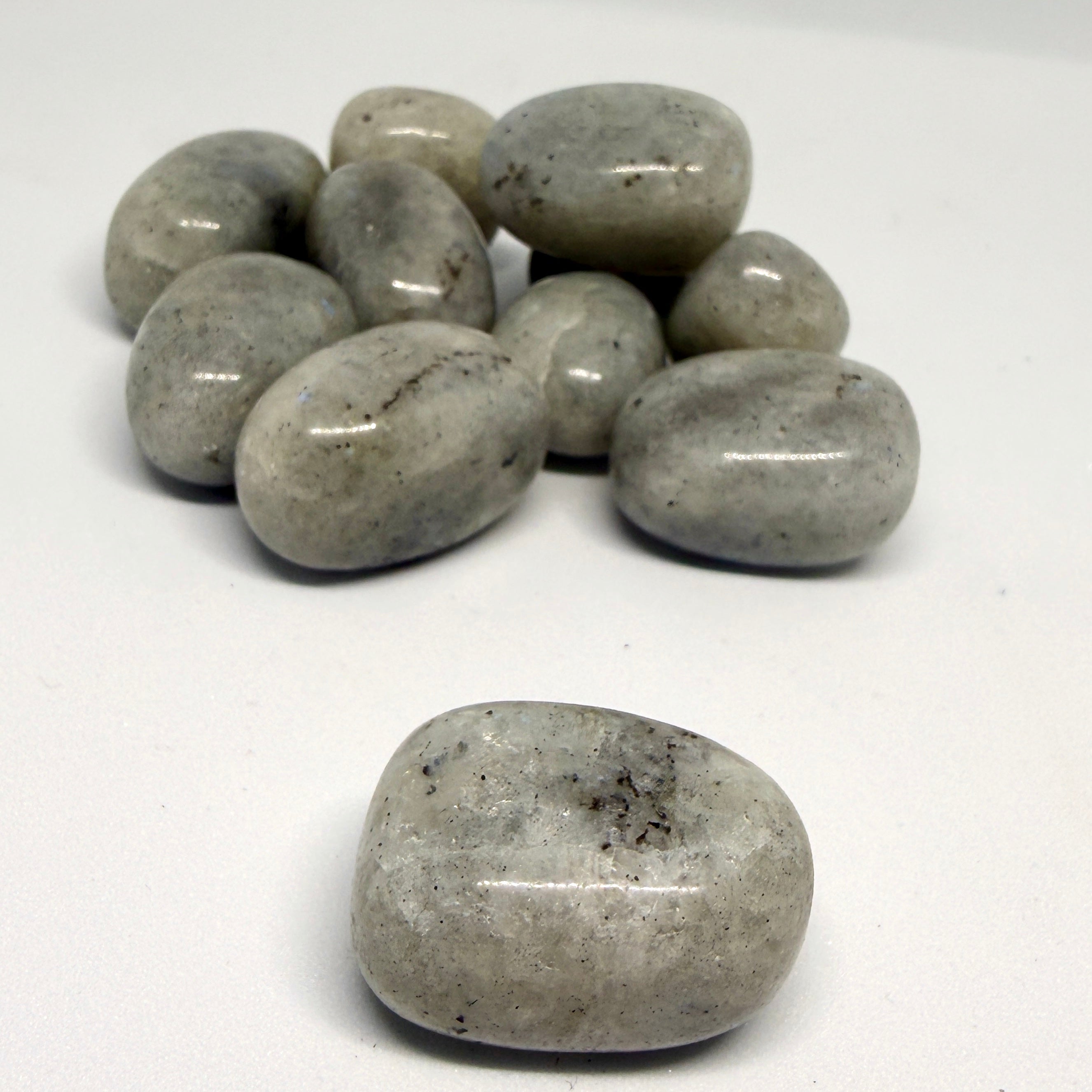 Grey Labradorite Tumblestone – Intuition, Grounding & Inner Light